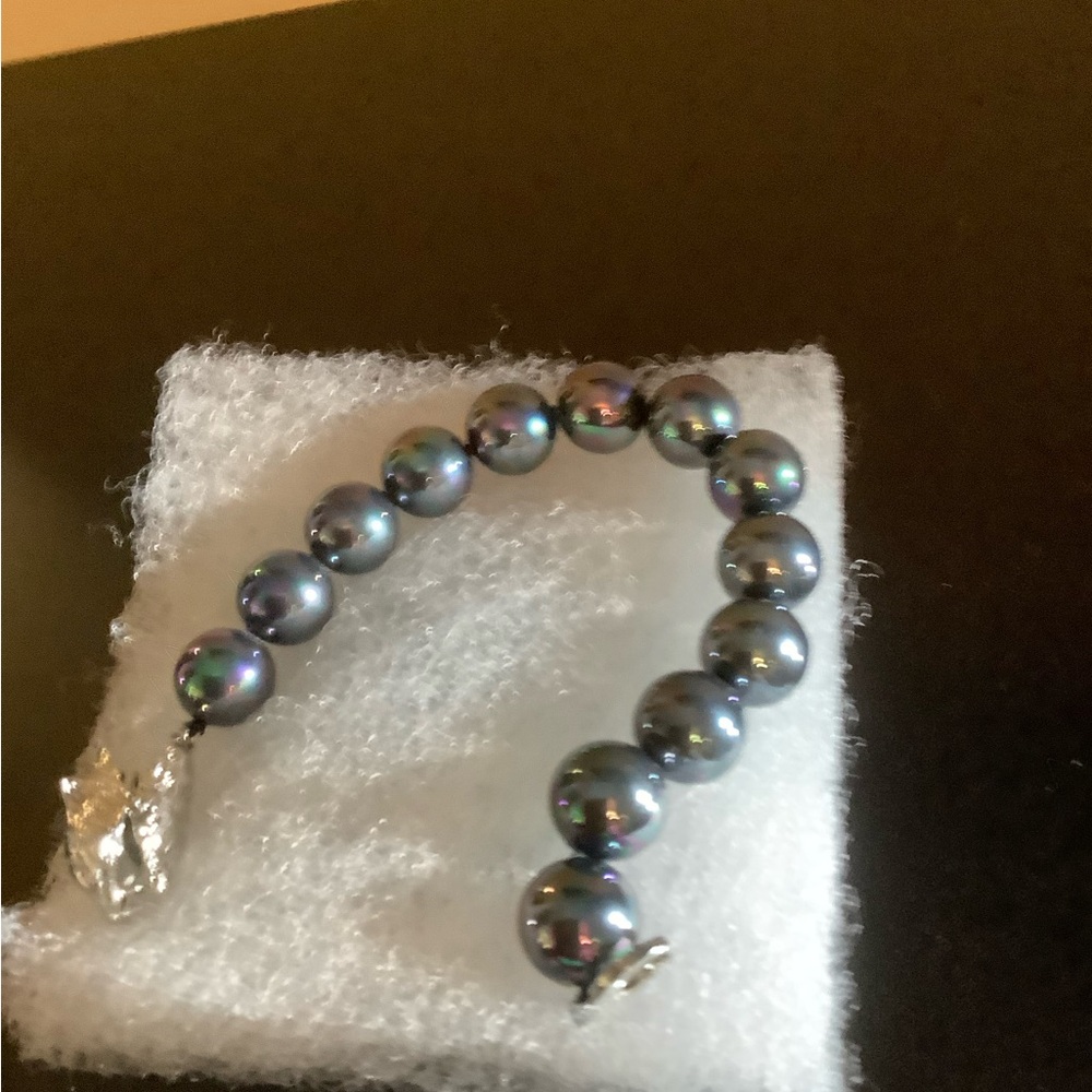 Women’s Iridescent Black Peacock Shell Pearl Bracelet with Leopard clasp